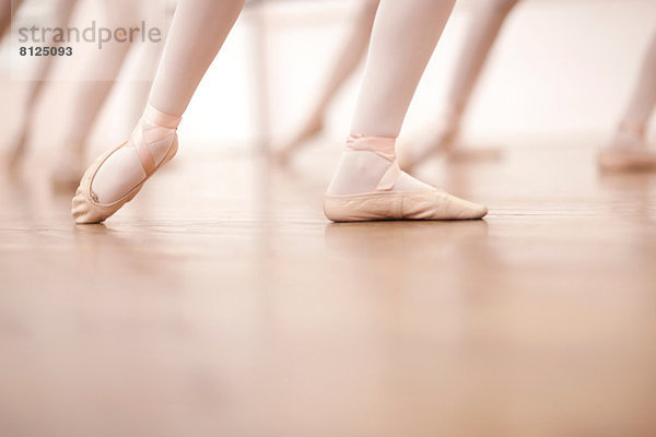 Detail der Ballerinas Beine in der Tanzklasse