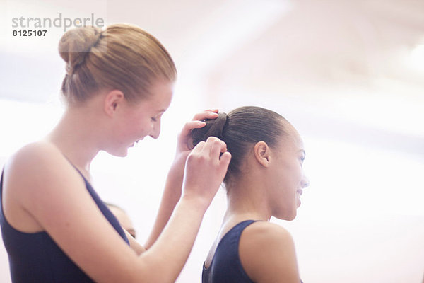 Teenage Ballerina hilft Freund mit Haaren