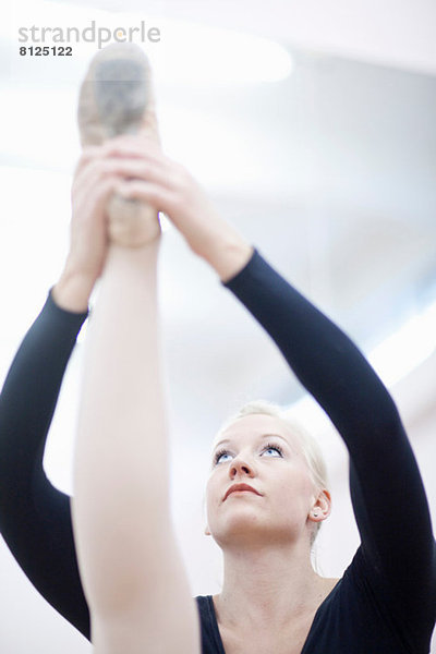 Weibliche Ballerina Stretching