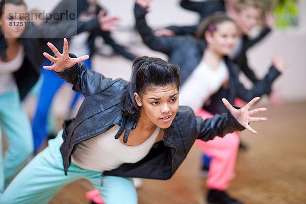 Gruppe von Teenagern tanzen im Studio