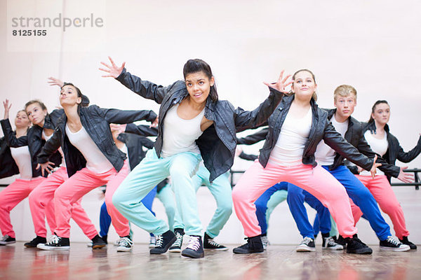 Große Gruppe von Teenagern tanzen im Studio