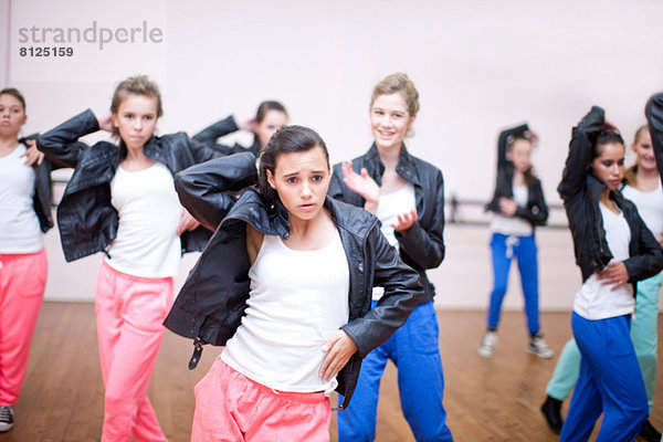 Gruppe von Jugendlichen  die im Studio tanzen.