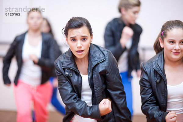 Kleine Gruppe von Teenagern  die im Studio tanzen.