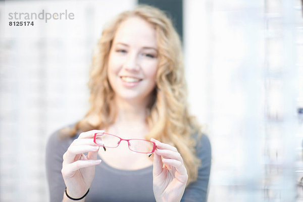 Junge Frau mit Brille