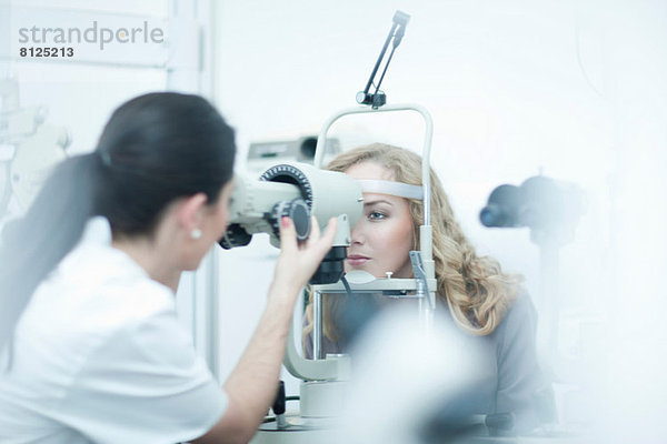 Optiker und Patient in der Augenklinik