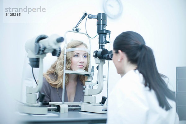 Patient und Optiker in der Augenklinik