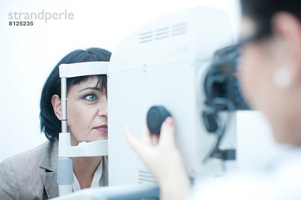 Nahaufnahme des Augenoptiker-Monitoring-Patienten in der Augenklinik