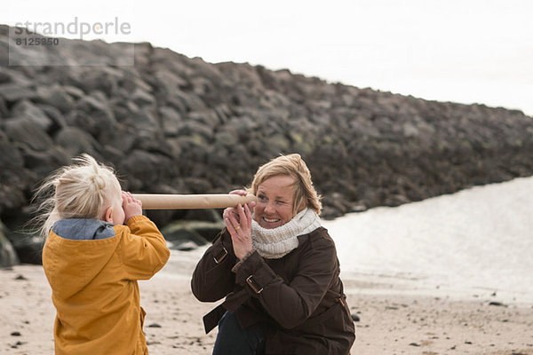 Großmutter und Kleinkind haben Spaß an der Küste