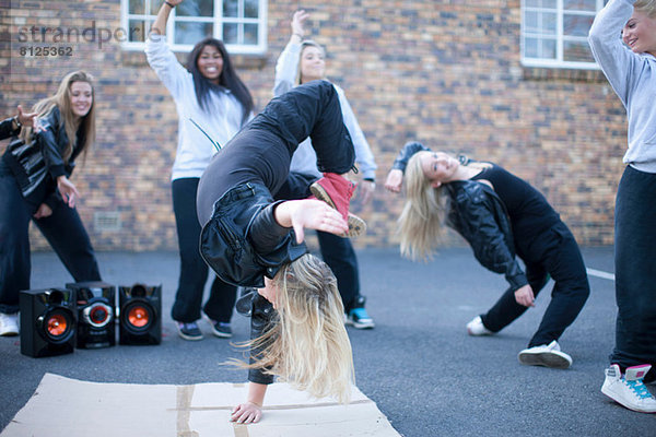 Blondes Mädchen Breakdance auf dem Spielplatz