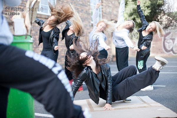 Gruppe von Mädchen Breakdance auf dem Parkplatz