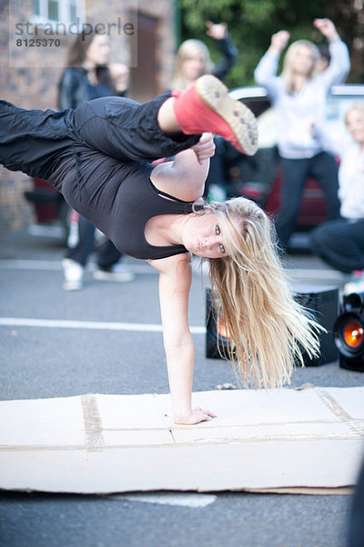 Mädchen Breakdance auf dem Parkplatz