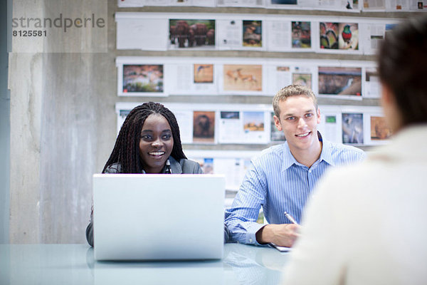 Kreative Teambesprechung Kunde im Büro