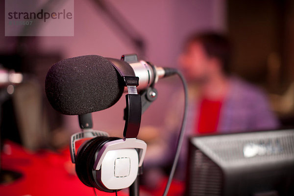 Mikrofon und Kopfhörer im Aufnahmestudio