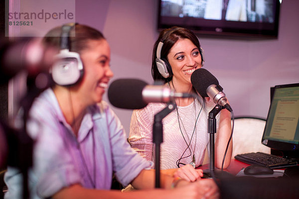 Mittlere Erwachsene und junge Frauen im Tonstudio