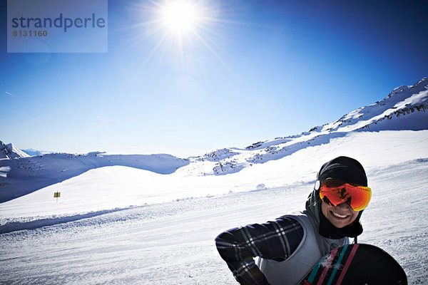 Frau in Skikleidung auf dem Gipfel des Berges