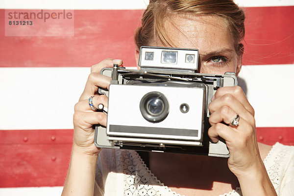 Frau fotografiert mit Vintage-Kamera