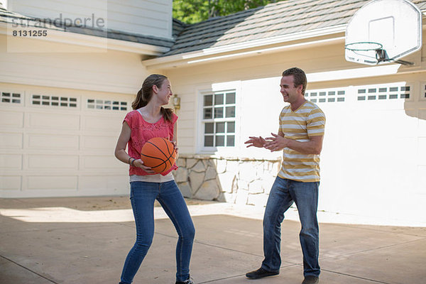Bruder und Schwester spielen Basketball