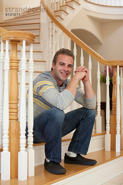 Junger Mann auf der Treppe sitzend