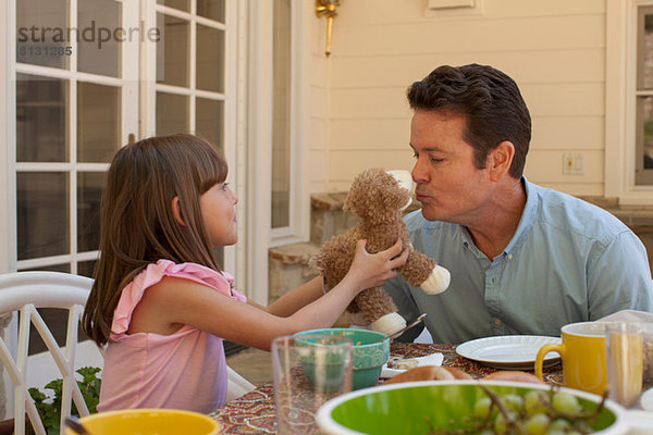 Junges Mädchen mit Teddybär für Vater zum Küssen