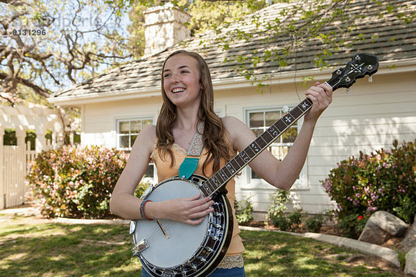 Teenager Mädchen spielt Banjo