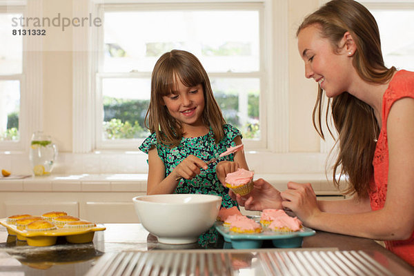 Junges Mädchen mit älterer Schwester Eiskuchen