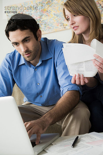 Junges Paar bezahlt Rechnungen online
