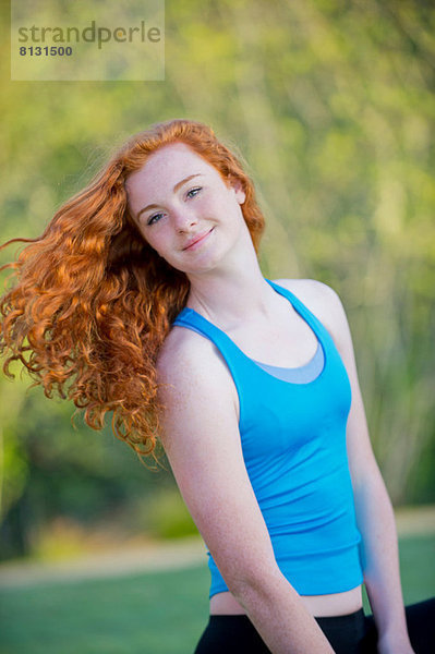 Porträt eines jungen Mädchens mit langen roten Haaren