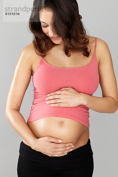 Schwangere Frau berührt den Bauch