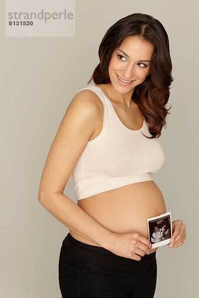 Schwangere Frau mit Ultraschallaufnahme