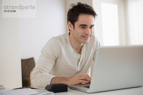 Mid Erwachsene Mann mit Laptop  lächelnd