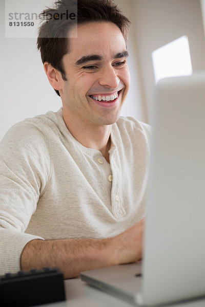 Mid Erwachsene Mann mit Laptop  lachend