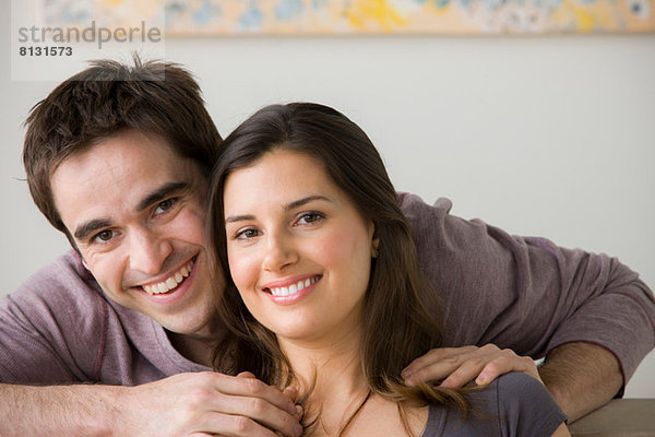 Porträt eines Paares  Mann mit Hand auf der Schulter der Frau