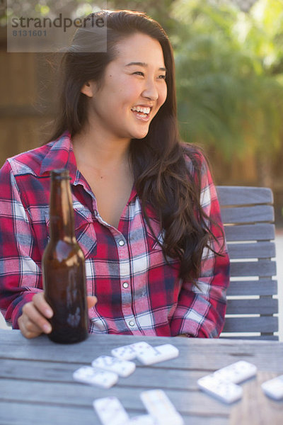 Junge Frau mit Bierflasche