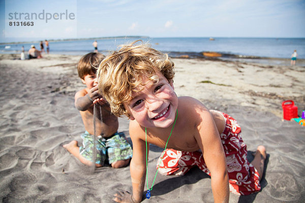 Zwei Jungen spielen am Strand