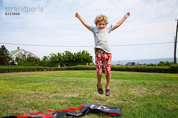 Junge springt in der Luft auf dem Feld