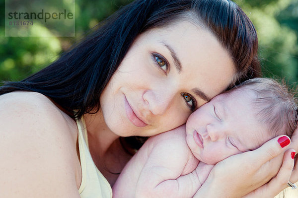 Porträt der Mutter mit neugeborener Tochter