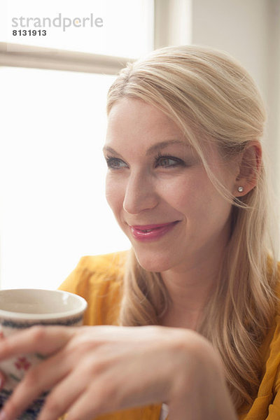 Frau mit Teetasse