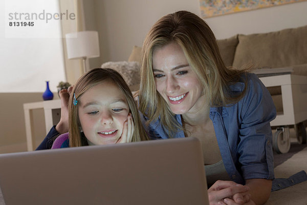 Mutter und Tochter beim Betrachten des Laptops