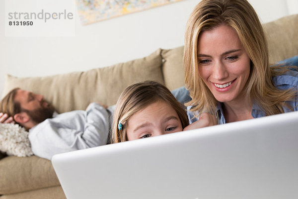 Mutter und Tochter beim Betrachten des Laptops