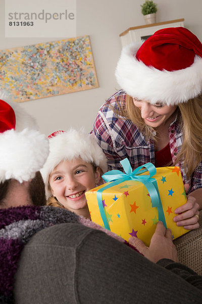 Eltern schenken Kindern Weihnachtsgeschenke
