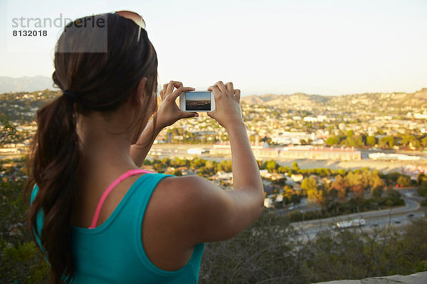 Frau fotografiert Landschaft