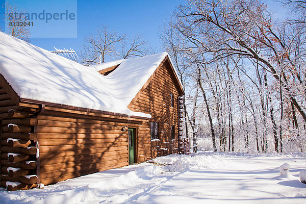 Hütte im verschneiten Wald