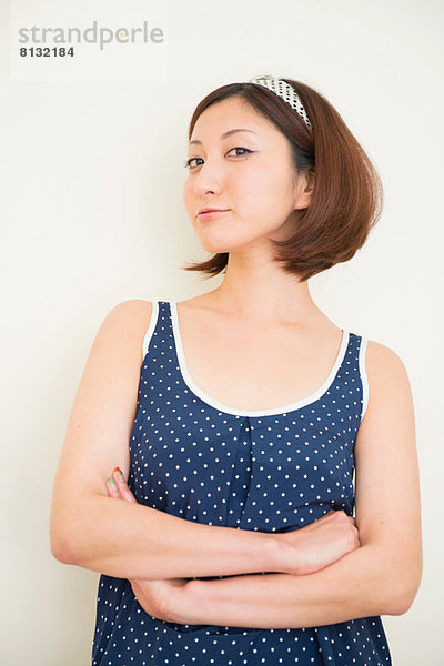 Frau trägt Polka Dots in hochmütiger Pose