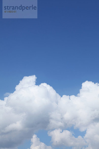 Blauer Himmel mit Wolken