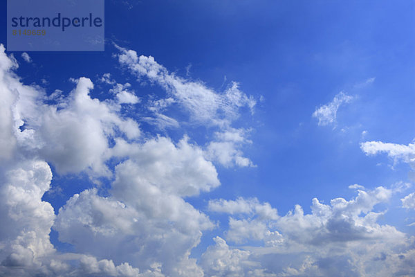 Blauer Himmel mit Wolken