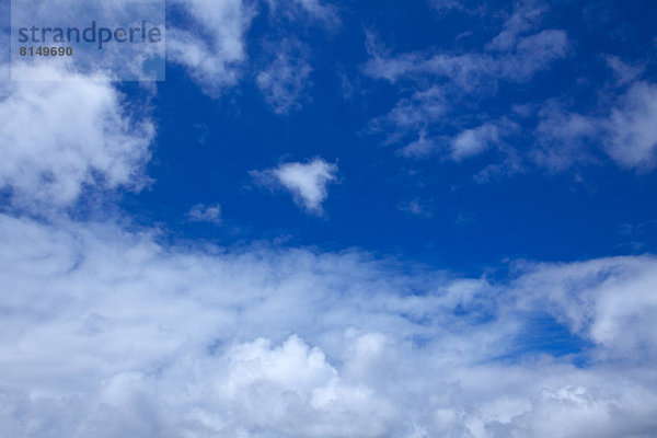 Blauer Himmel mit Wolken