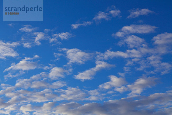 Blauer Himmel mit Wolken