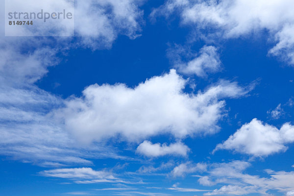 Blauer Himmel mit Wolken