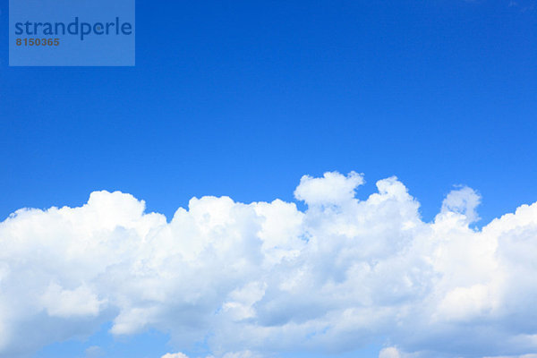 Blauer Himmel mit Wolken