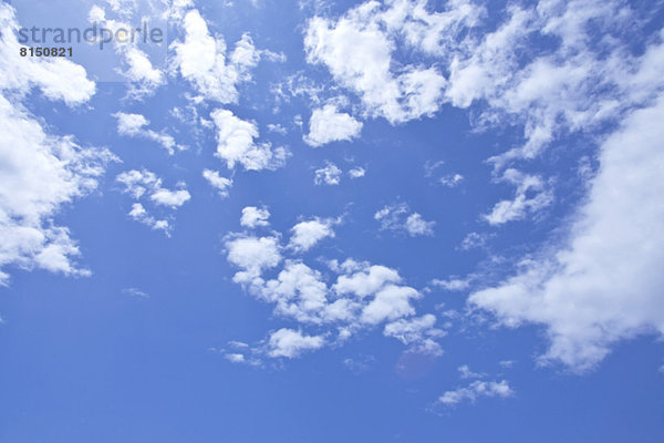 Blauer Himmel mit Wolken